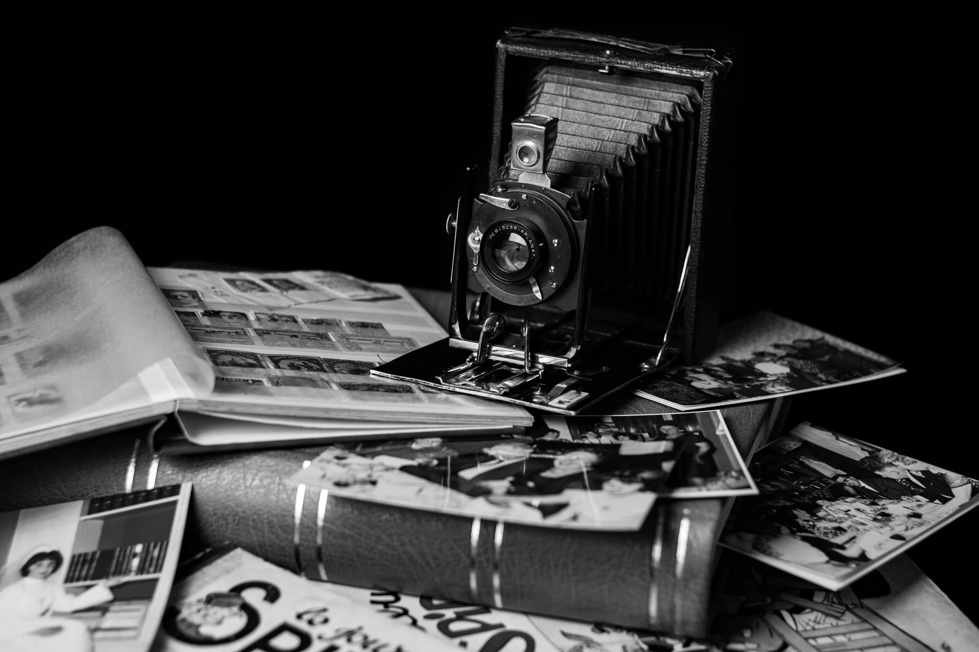 Appareil photo argentique à soufflet, posé ouvert avec son objectif déployé - Iseox Studio