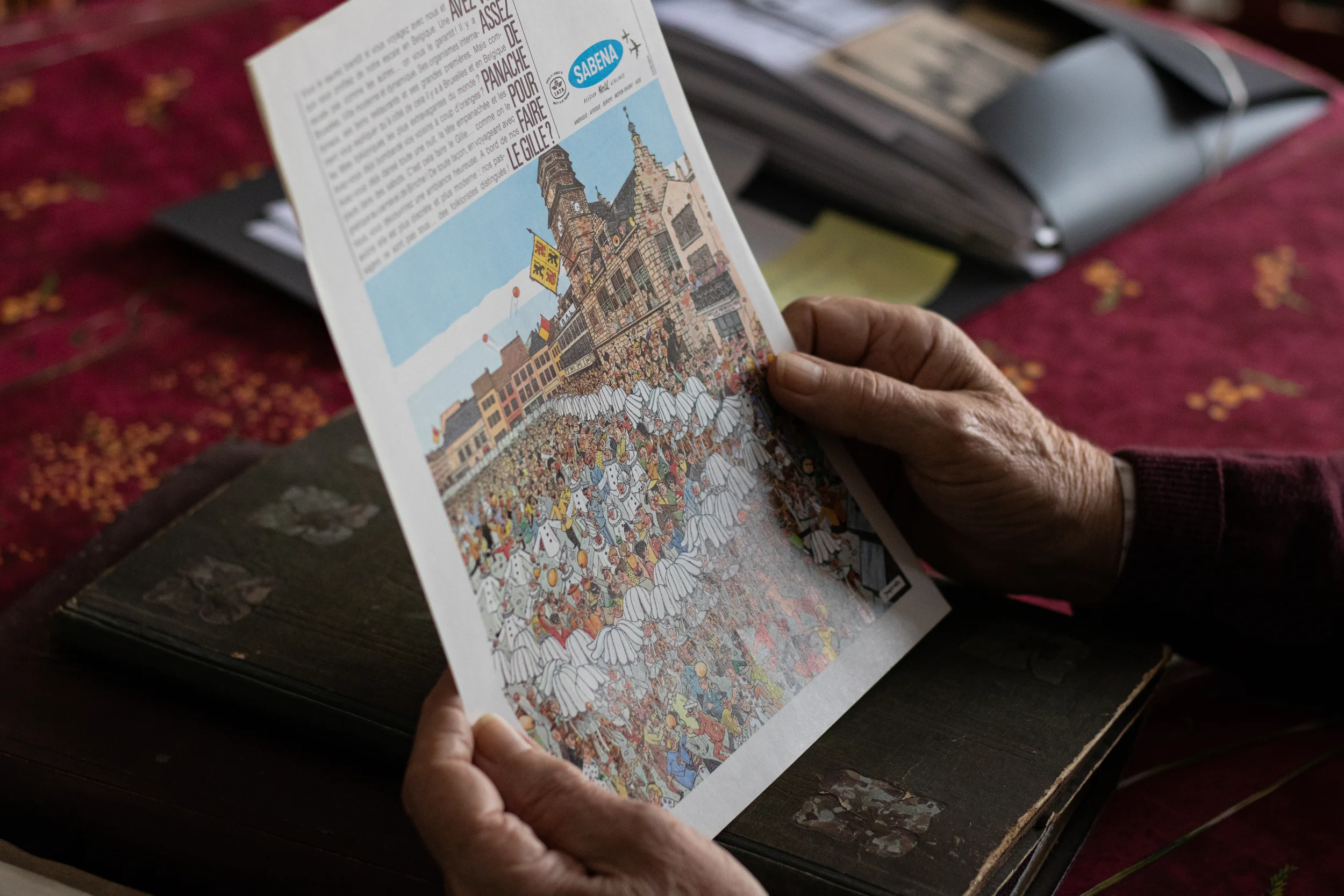 Ancien article papier sur le carnaval de Binche, et le fait de faire le gille ou non