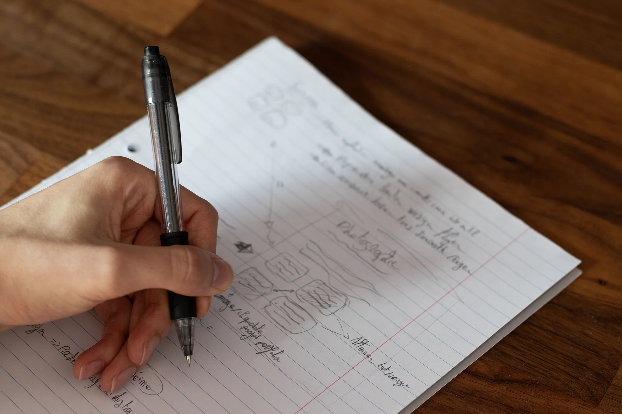Réalisation de croquis sur feuille de papier