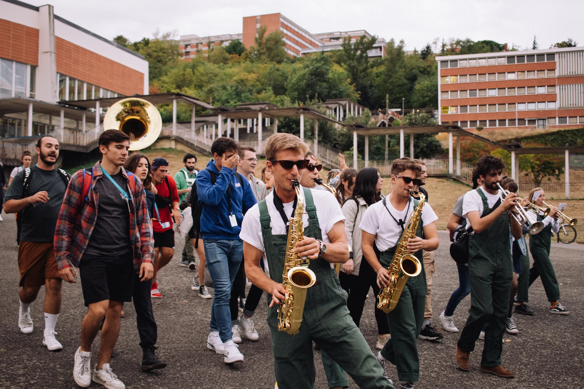 Les deux saxophoniste de la Fanfare FET Toulouse et un groupe d'étudiants les suivants