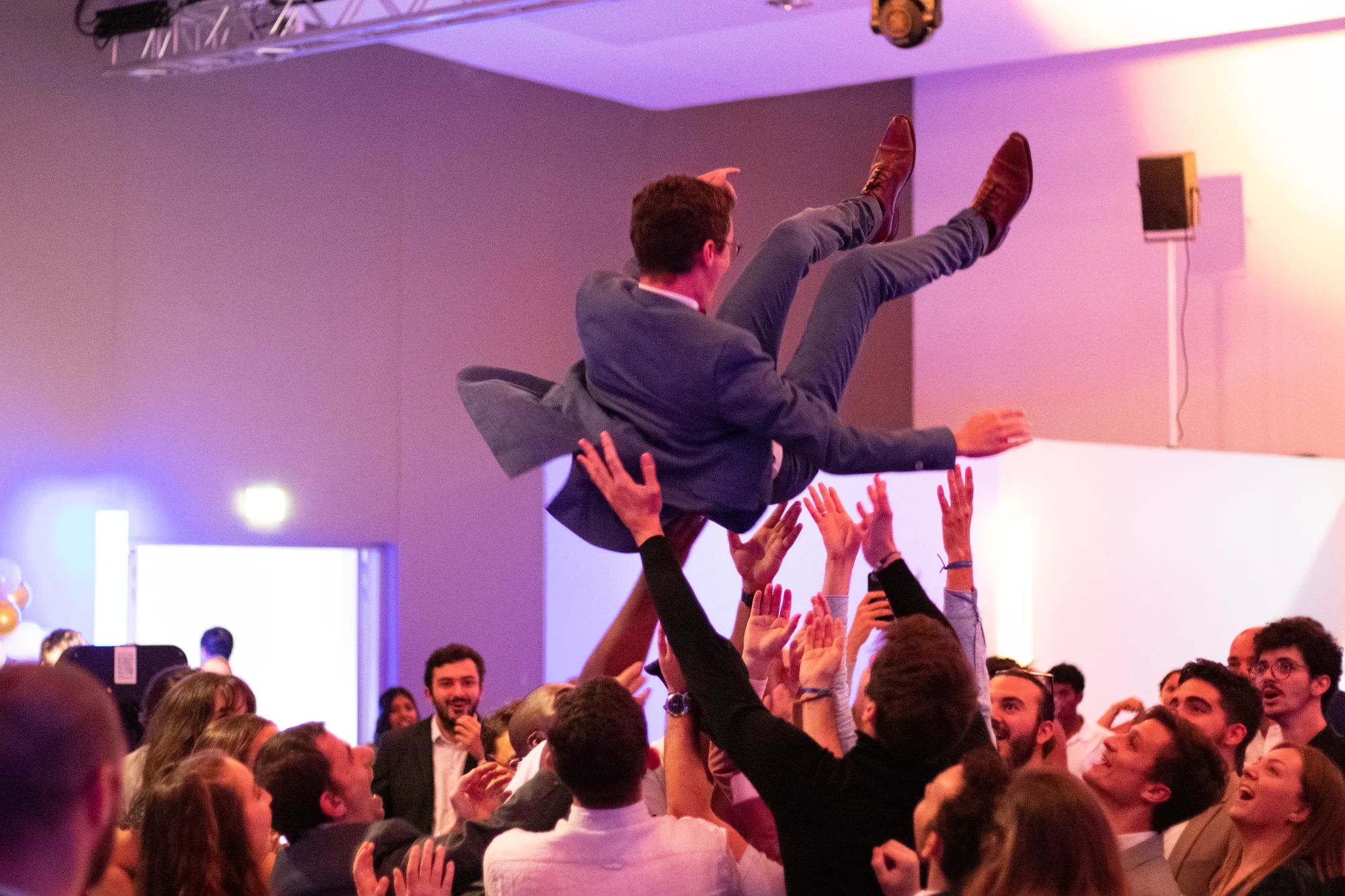 Gala du 33e congrès national de la FAGE - Saut d'une personne en haut d'une foule