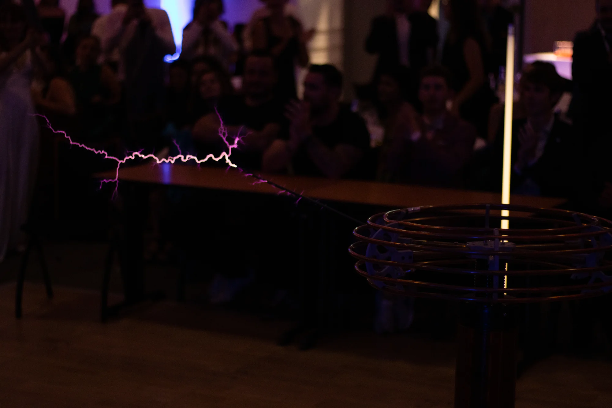 DJ Espagnol jouant avec des néons et bobine Tesla/arc électriques