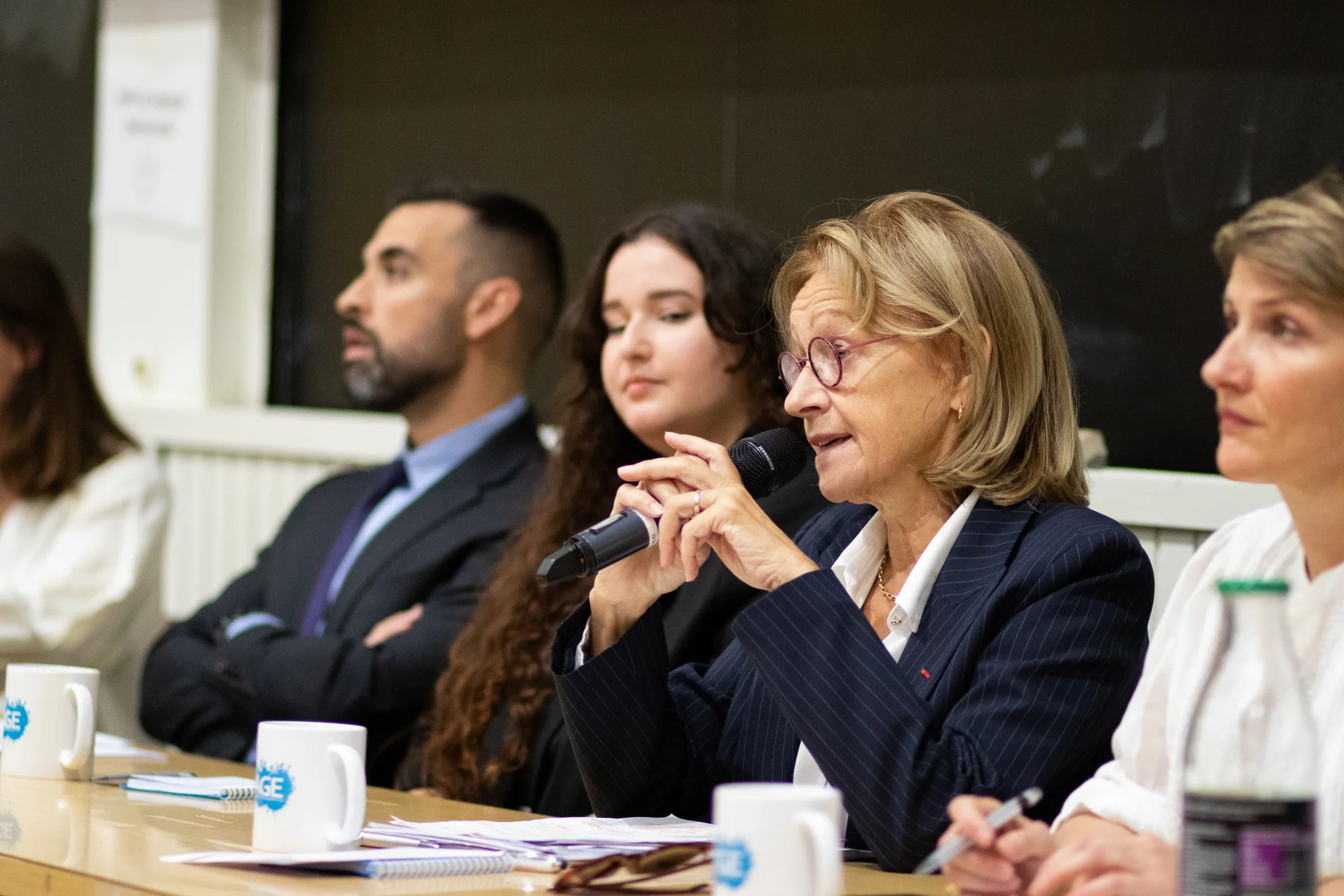 Maryse Prat discutant au micro - Université de médecine de Toulouse, 33e congrès de la FAGE