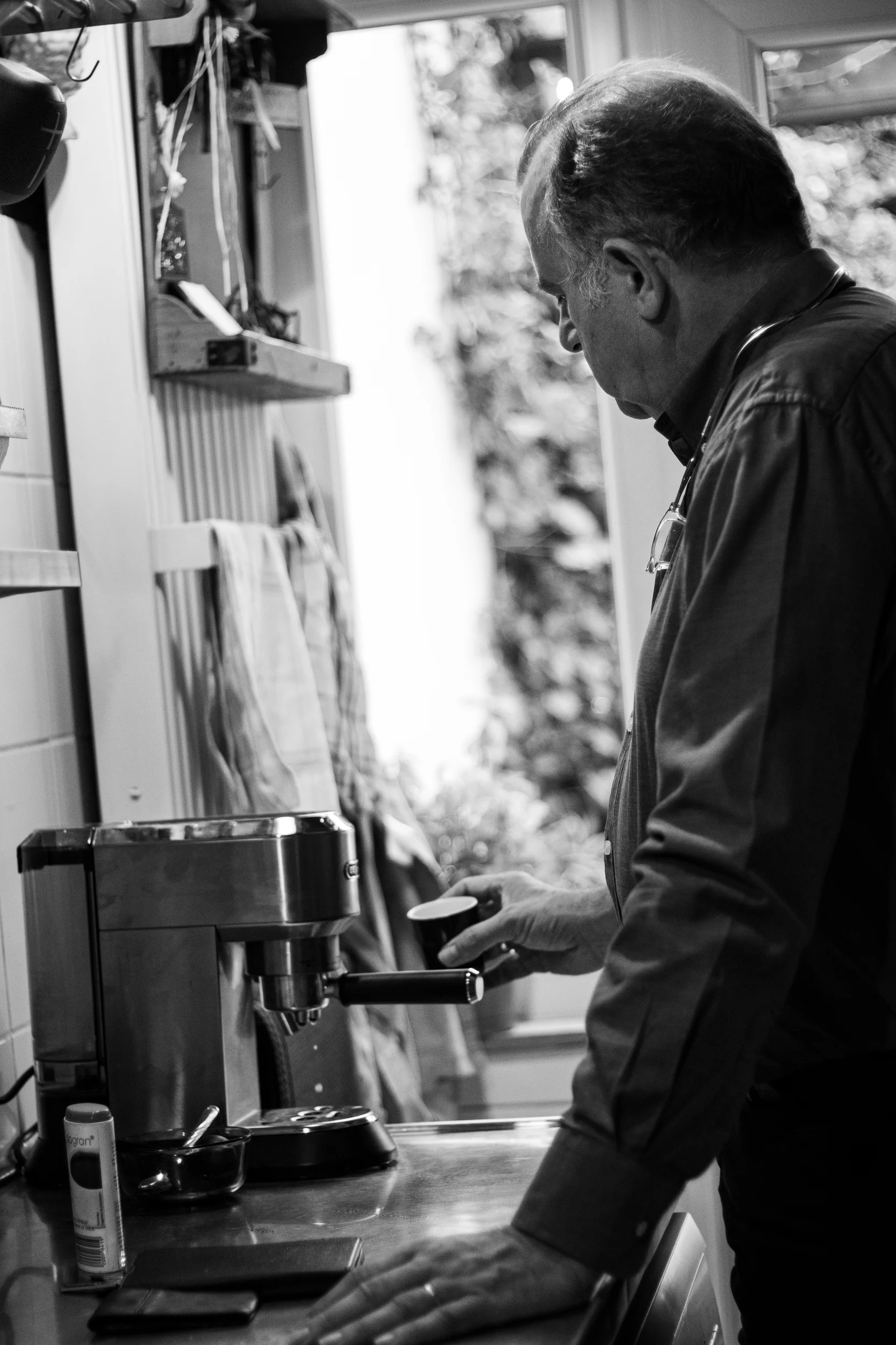 Homme prenant son café expresso du matin dans sa machine