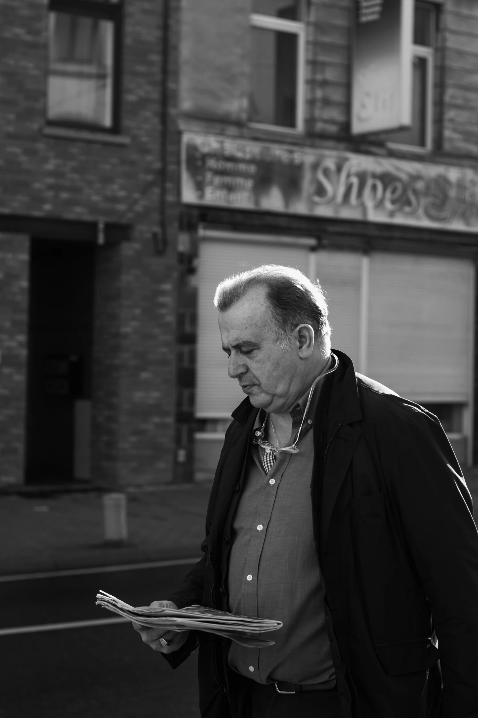 Yves Groise rentrant chez lui avec son journal