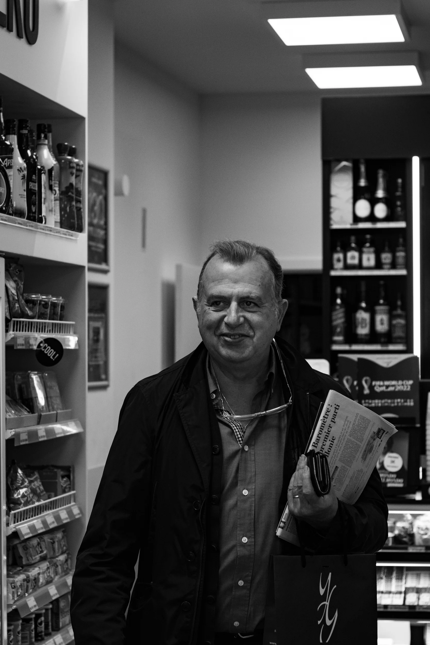 Yves Groise allant chercher son journal