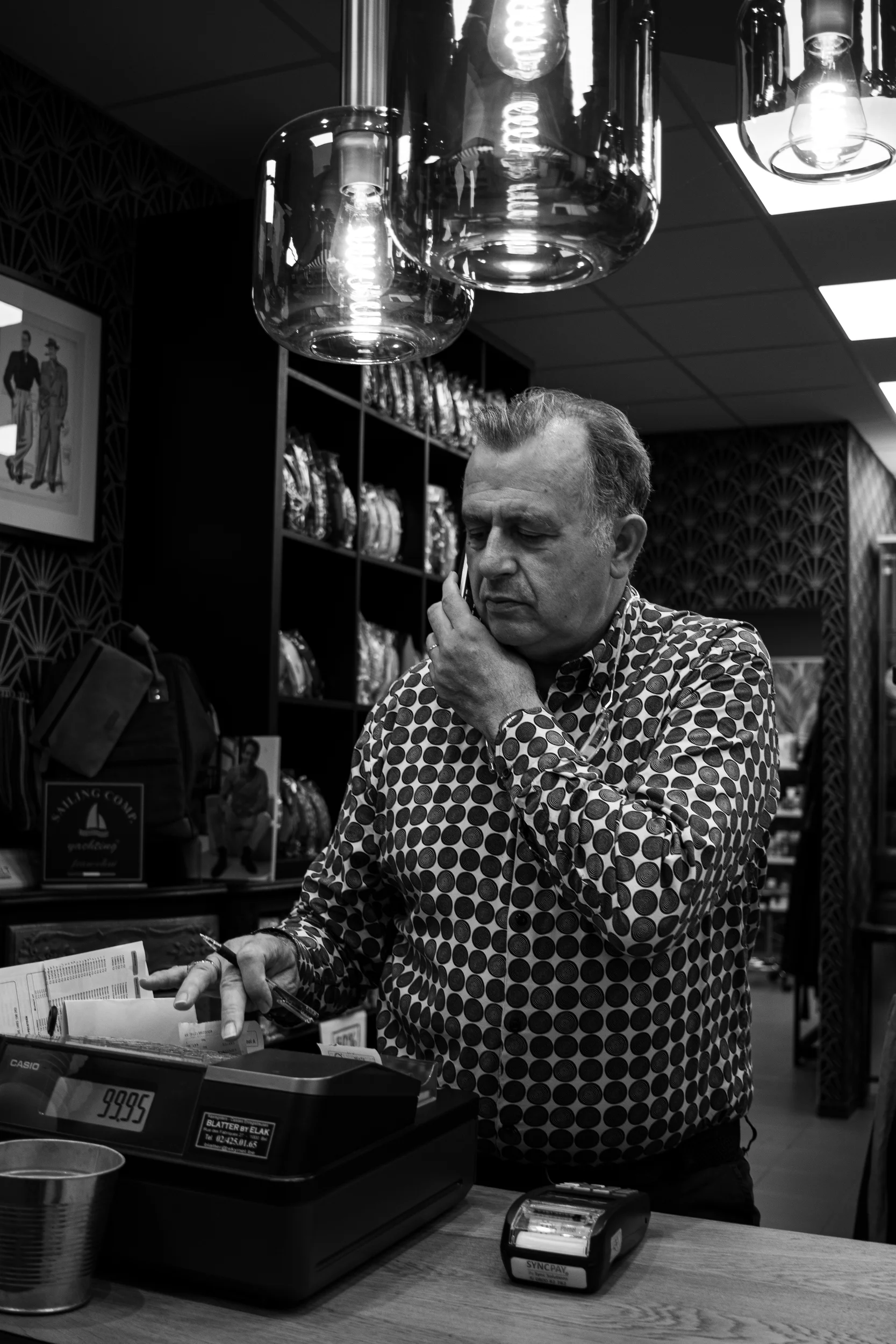 Yves Groise Artisan Coiffeur au téléphone lors de la prise d'un rendez-vous cliente