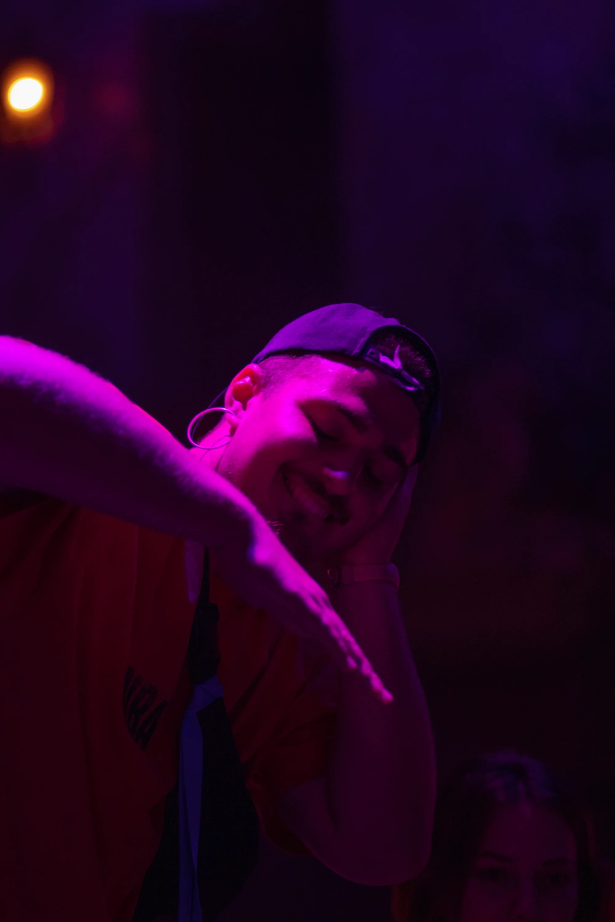 Portrait d'un homme faisant semblant de mixer un son