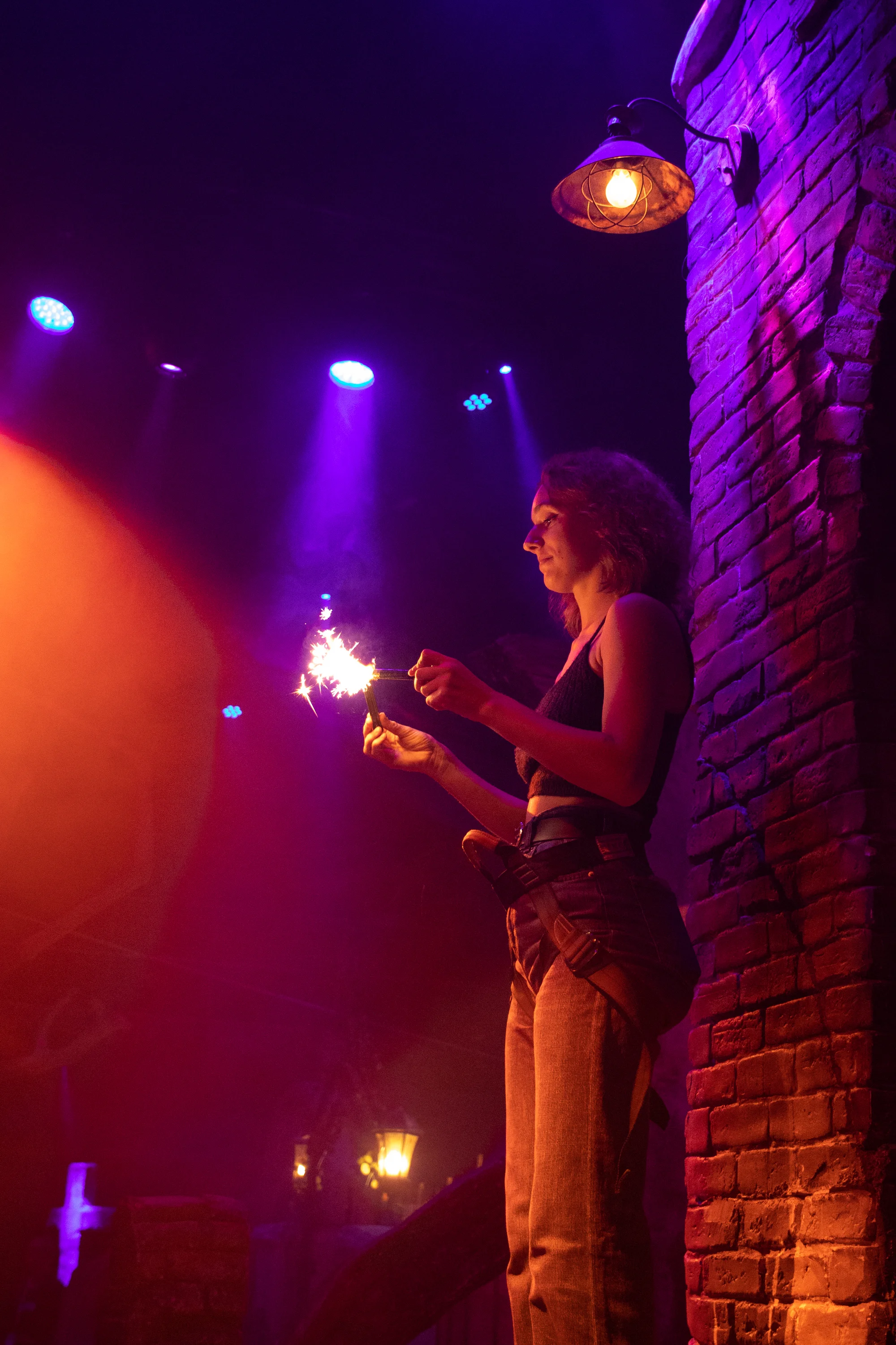 Boite de nuit Zapata Toulouse, danseuse acrobate avec cierge magique