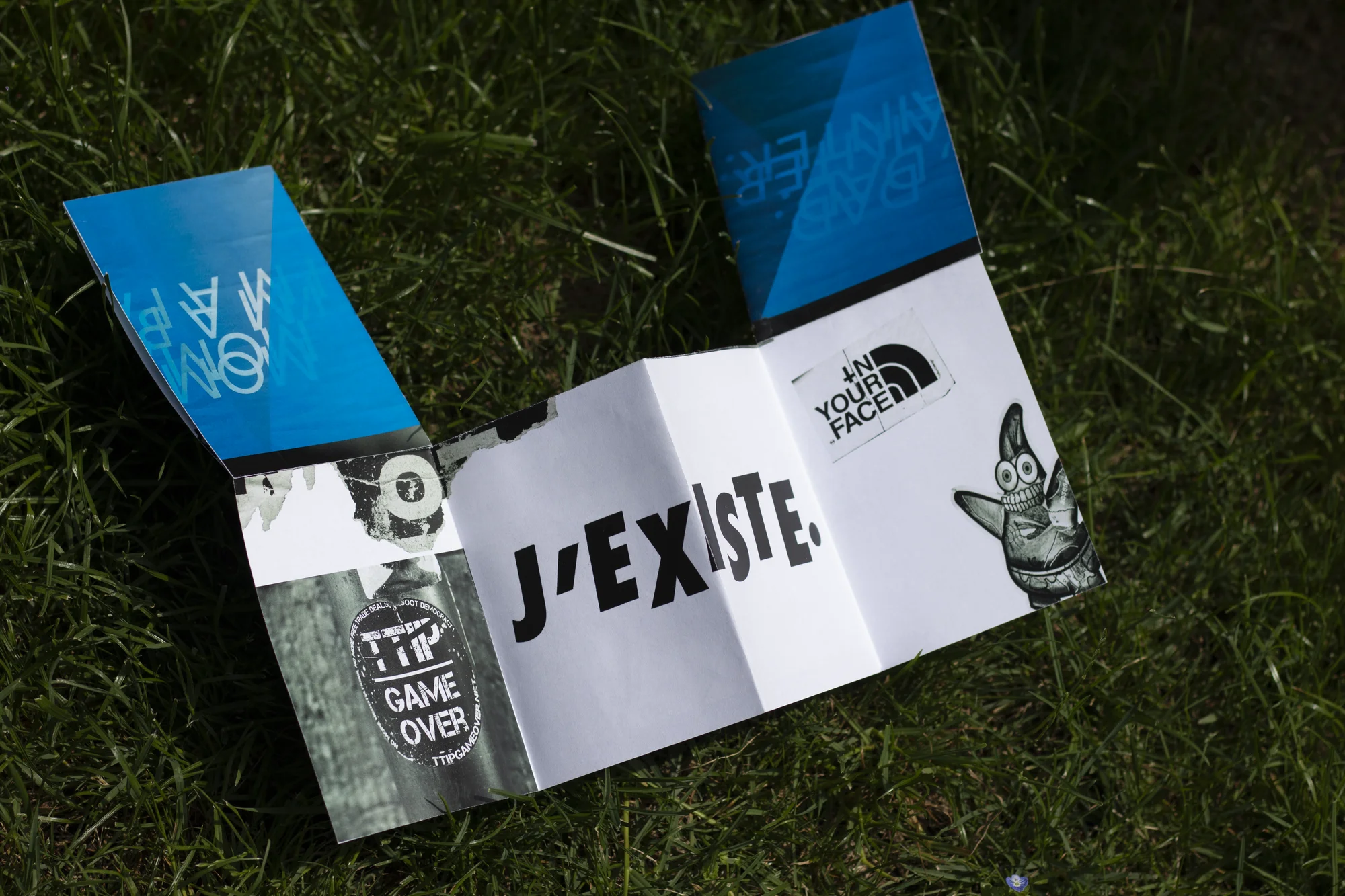 Composition visuelle et photographique urbaine au format fanzine, mettant en valeur l'interaction physique avec le papier.