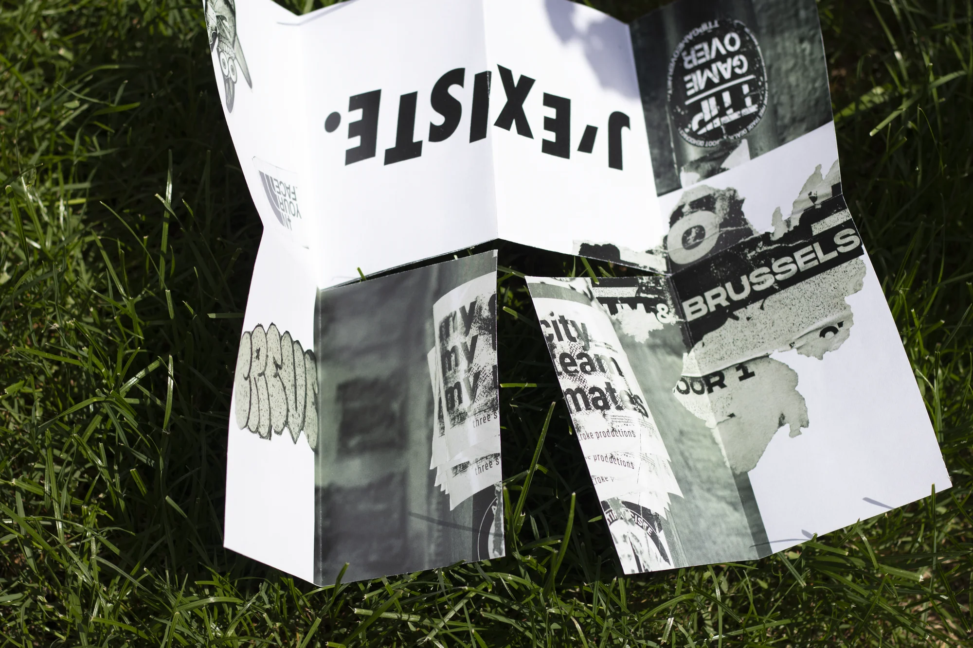 Dépliage progressif d'un fanzine créatif réalisé par Iseox Studio, montrant le travail de curation visuelle et d'assemblage.