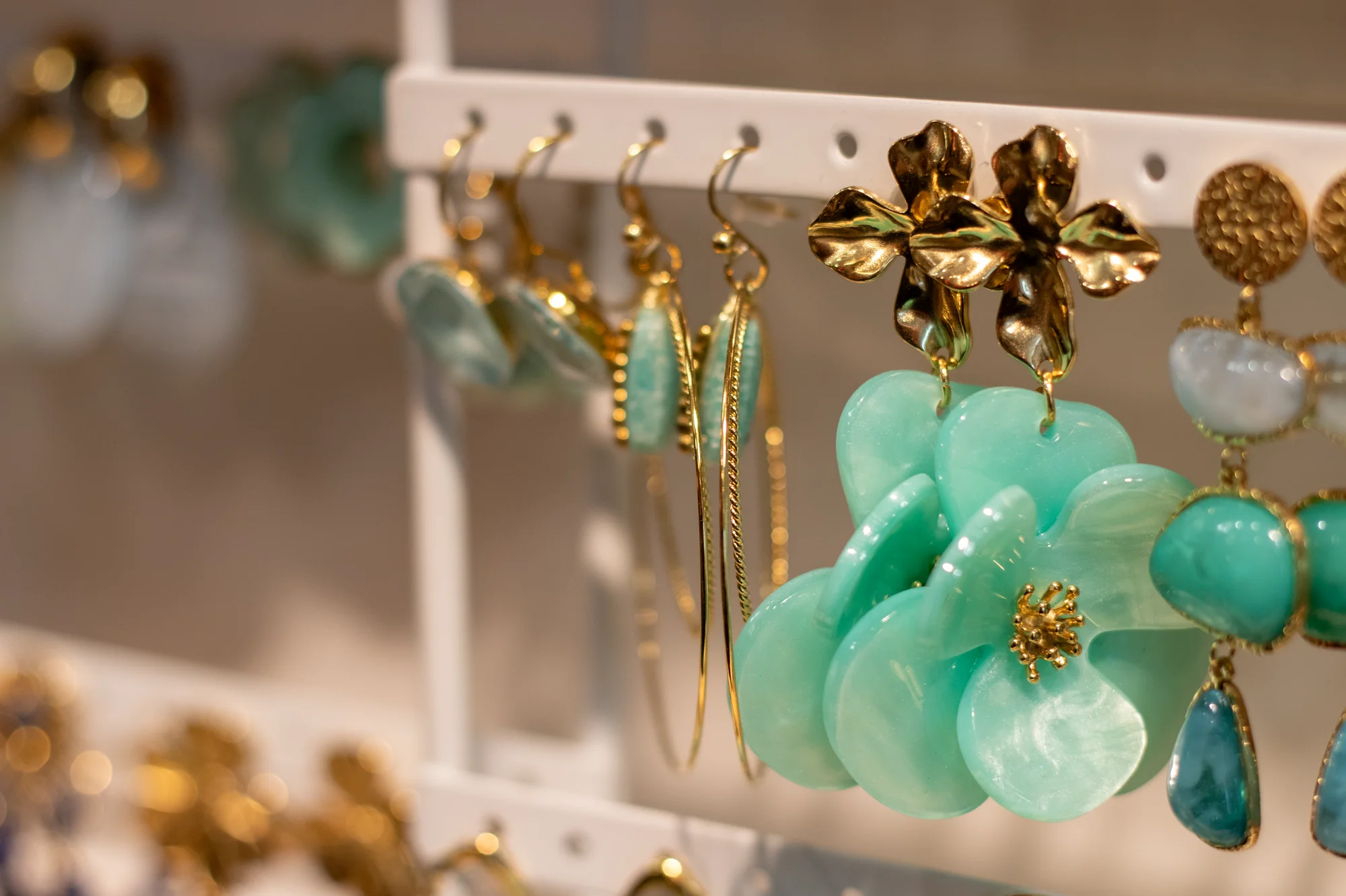 Présentoir de boucles d'oreilles fantaisie turquoise chez Yves Groise Accessoires.