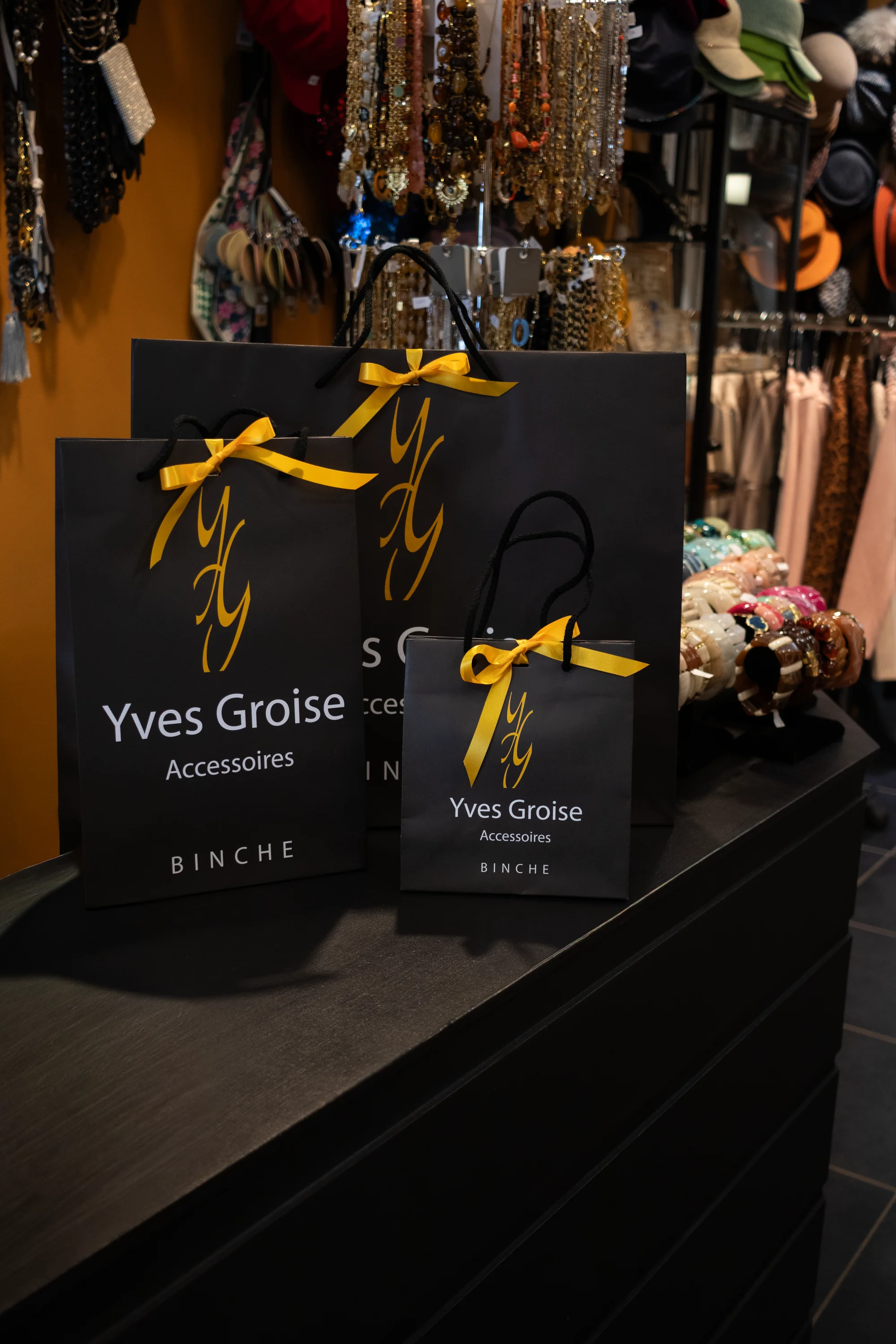 Emballage cadeau soigné avec boîte noire et ruban élégant de la boutique Yves Groise Accessoires.