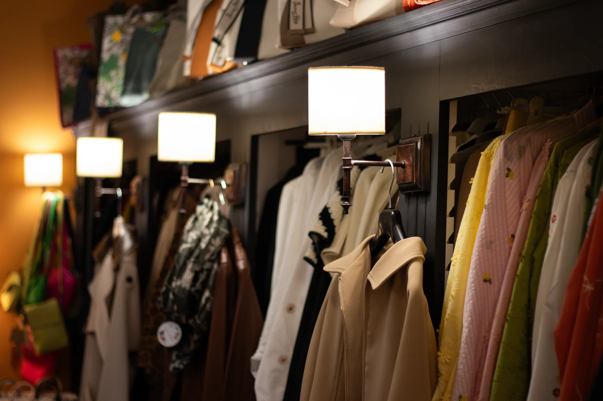 Portants de vêtements féminins et robes colorées à l'intérieur de la boutique YG Accessoires.