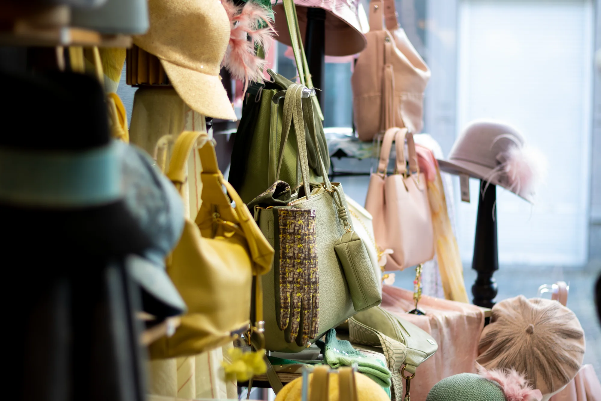 Vitrine extérieure de la boutique Yves Groise Accessoires présentant la nouvelle collection sur des mannequins.